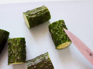 11、清新养眼的翠竹报春,再一段黄瓜的两边，轻轻的划开，不要切到底部。