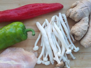 1、双菇鸡丝,准备食材