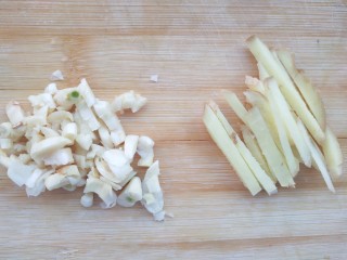 2、双菇鸡丝,蒜切末，姜切丝