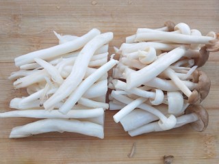 3、双菇鸡丝,菇切两段