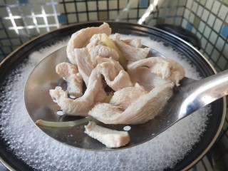 8、双菇鸡丝,去浮，捞出