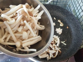 10、双菇鸡丝,加入双菇