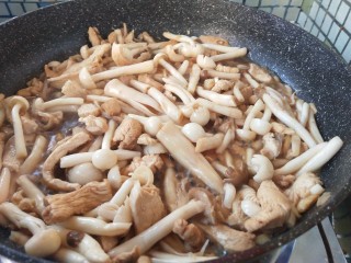 11、双菇鸡丝,翻炒