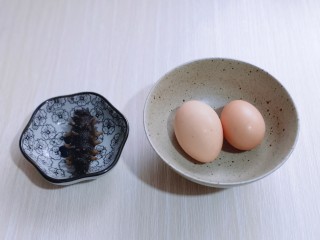 1、营养早餐 海参蒸蛋羹,准备食材:我选用的即食海参。