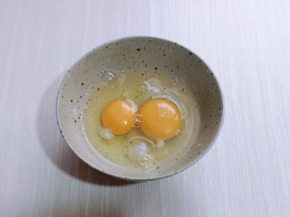 2、营养早餐 海参蒸蛋羹,将鸡蛋敲入碗中。
