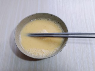 6、营养早餐 海参蒸蛋羹,加入1.5倍的凉白开水。水的比例1:1.5。