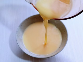 8、营养早餐 海参蒸蛋羹,将过滤好的蛋液倒入可以入锅蒸的碗中。