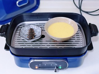 9、营养早餐 海参蒸蛋羹,美食锅中加入水，放入蒸屉，将蛋液碗与海参碟子放在蒸屉上。(一定将蛋液碗盖上盖子，或者包上耐高温的保鲜膜也可以)