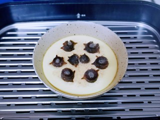 12、营养早餐 海参蒸蛋羹,将切好的海参摆放在蛋羹上，盖上盖子继续蒸5分钟，即可出锅。