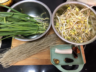 1、豆芽炒粉条,食材合照、黄豆芽约250g，红薯粉条一小把，韭菜约120g，葱白一小段，干辣椒四个，姜一小块