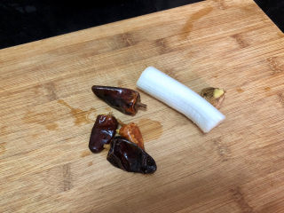 3、豆芽炒粉条,葱白干辣椒姜洗净