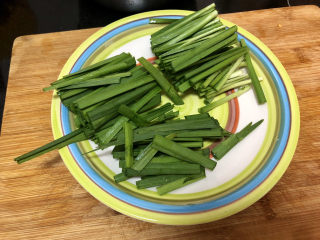 8、豆芽炒粉条,韭菜切段，分梗和叶分开放