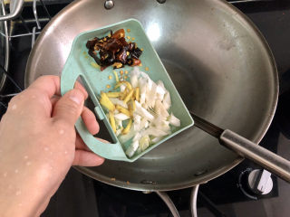 10、豆芽炒粉条,热锅冷油，加入姜丝葱末干辣椒小火煸香