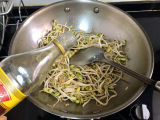 12、豆芽炒粉条,淋一茶匙料酒，翻炒一分钟