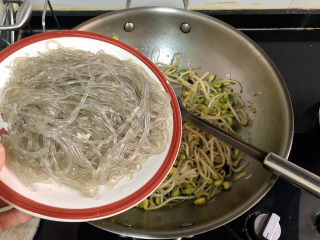 13、豆芽炒粉条,加入粉条翻炒均匀