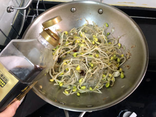 15、豆芽炒粉条,加入一汤匙生抽