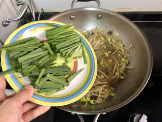 19、豆芽炒粉条,加入韭菜梗炒软