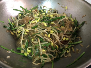 22、豆芽炒粉条,翻炒均匀出锅