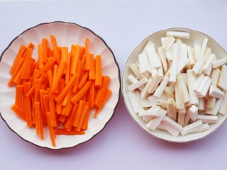 2、杏鲍菇炒胡萝卜,胡萝卜去皮洗净切条，杏鲍菇洗净切细长条，香菜切断，姜切丝，蒜切末。