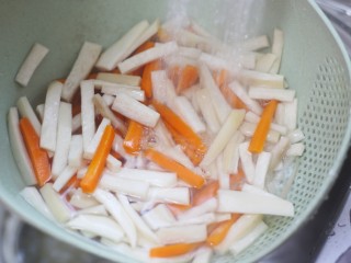 5、杏鲍菇炒胡萝卜,捞出沥干水。