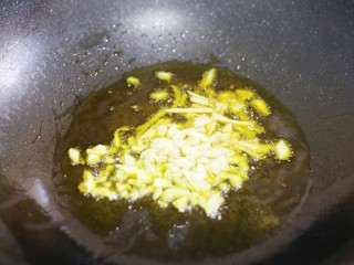 6、杏鲍菇炒胡萝卜,热锅热油加蒜末爆香。