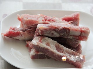 1、过年菜---节节高升,去市场买排骨时让老板帮你剁成小段，免得自己回家麻烦，而且伤刀。