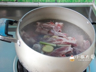 2、过年菜---节节高升,锅内烧水，放排骨下锅煮，加姜葱、料酒焯去血水