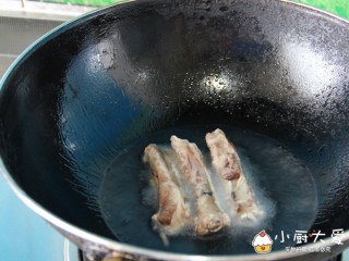 7、过年菜---节节高升,油温在五成或六成热的时候把排骨放进锅里