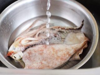 1、空气炸锅鱿鱼圈????【宝宝辅食】,鱿鱼去除五脏后用自来水冲洗干净