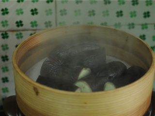 3、手撕茄子,盖上锅盖，大火烧开后蒸十分钟