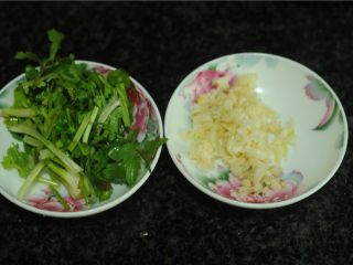 5、手撕茄子,在蒸茄子的时候准备好配菜，蒜切末，香菜切成小段