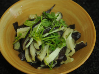 7、手撕茄子,茄子稍微放凉，撕成条，放在大碗里，撒入香菜段