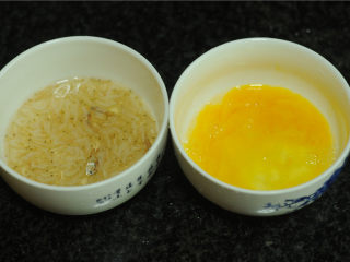 9、手撕茄子,虾皮用水洗干净，泡一下，鸡蛋液打散