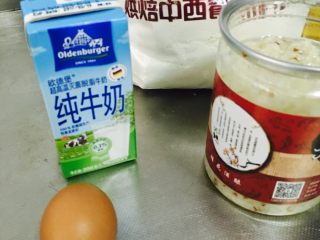 1、无油酒酿松饼,全家福来一张,我用的鸡蛋小了,所以步骤图的量是40g,大家先称鸡蛋,然后根据鸡蛋大小,称其他重量,大概比例就是1:1:1