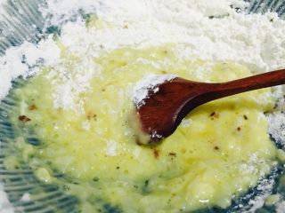 3、无油酒酿松饼,在鸡蛋酒糊中筛入低粉