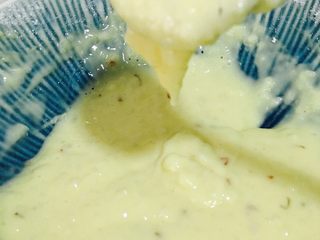 5、无油酒酿松饼,加少许牛奶搅拌至浓稠状态