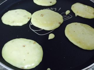 7、无油酒酿松饼,面皮凝固,上层微微冒小气泡,就可以翻面了