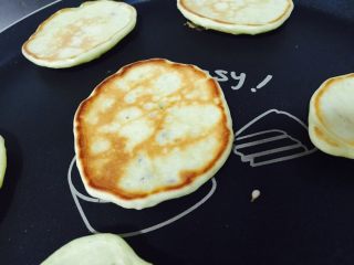 8、无油酒酿松饼,翻面再烘一分钟就好啦