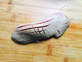 2、爆炒腰花,将泡好的腰子，划上十字花刀再横切。请忽略我的刀功