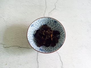 4、爆炒腰花,黑木耳提前泡发清洗干净撕小朵