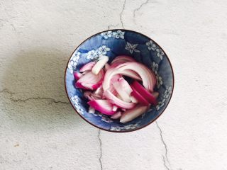 5、爆炒腰花,洋葱洗净切段