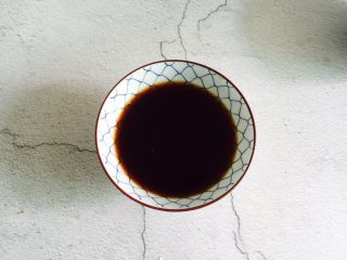 6、爆炒腰花,取一碗加入蚝油1勺、生抽1勺、料酒2勺、1小茶匙生粉、适量盐、白砂糖和蔬之鲜加少许清水搅拌均匀备用