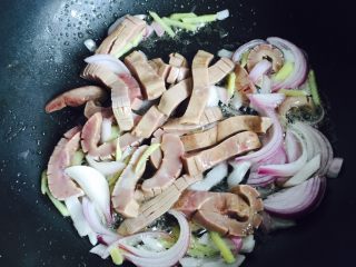 9、爆炒腰花,大火翻炒片刻