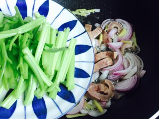 10、爆炒腰花,放入芹菜