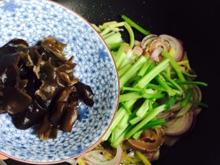 11、爆炒腰花,放入黑木耳