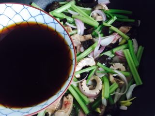 13、爆炒腰花,倒入调料汁