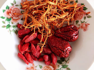 6、虫草花排骨汤,准备一些枸杞子、红枣、虫草花，洗净待用。