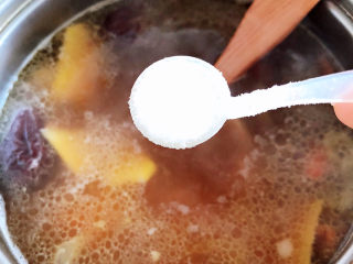 15、虫草花排骨汤,放入盐，继续炖煮20分钟。