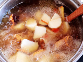 16、虫草花排骨汤,汤熬好了。