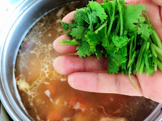 17、虫草花排骨汤,撒上香菜末。